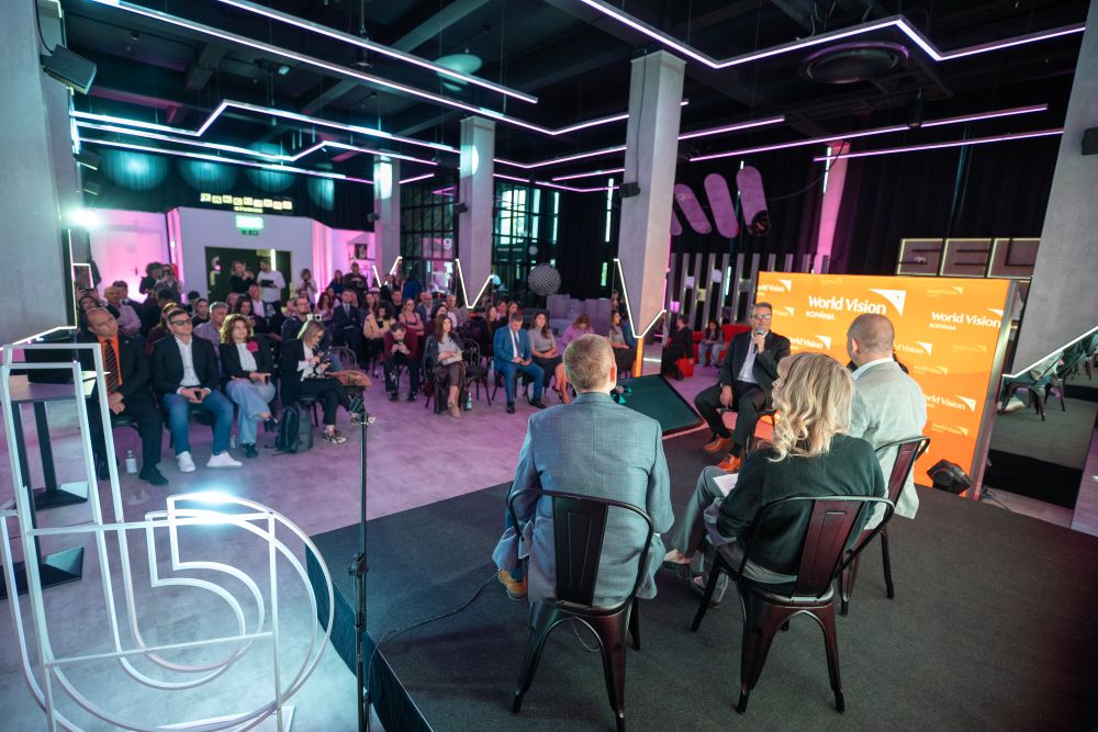 STUDIU: Peste jumătate dintre părinții din România discută zilnic cu copiii lor despre utilizarea rețelelor sociale, însă mulți se simt încă nepregătiți să îi sprijine în navigarea online